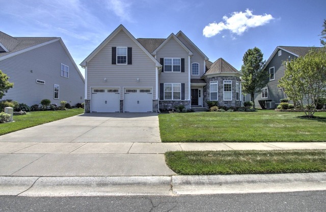 Pet Friendly, Sleeps 10, 2 Community Pools, 4 Bikes, and Free Amenities, 10 Mins to the Beach