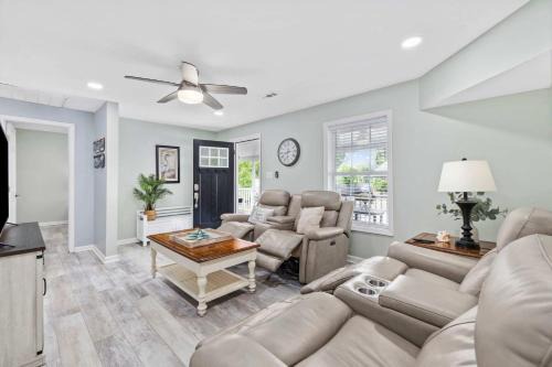 Pet Friendly Stunning & Modern 3-2 in Garden City
