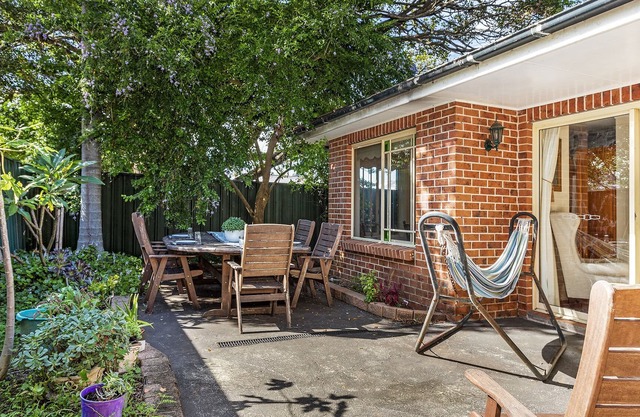 Pet friendly villa retreat in East Thirroul. 420m to patrolled beach and pool