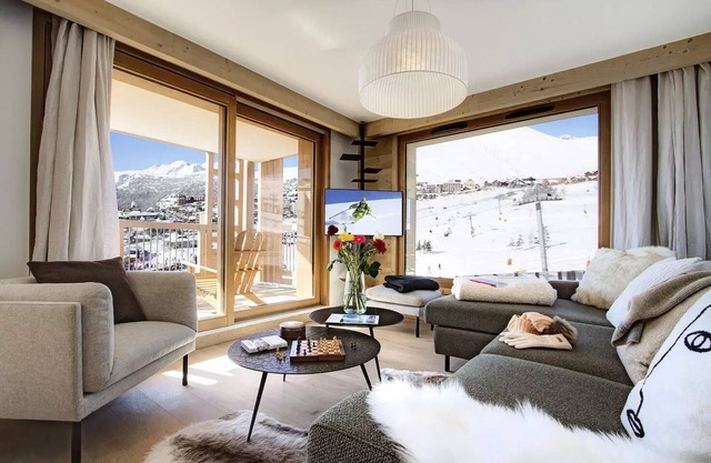 PHOC02 Bright apartment with ski in/ski out access