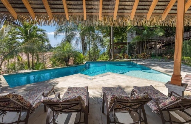 Piece of Paradise in Manuel Antonio. Casa Colibri - 7 Minutes to the Beach!