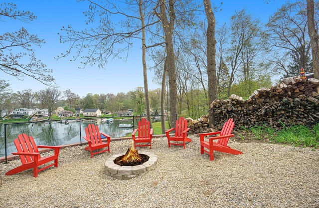 Pine Lake Overlook- Lakeside house, hot tub w/a view! Pontoon rental options!