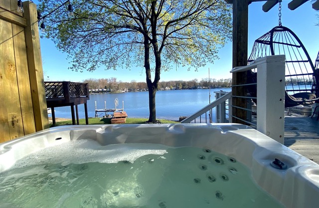 Pine Lake Retreat- sparkling hot tub! Lakeside house with sandy beach lakefront!