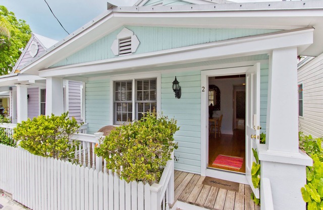 PINEAPPLE COTTAGE ~ Adorable, Updated Old Town Cottage w/Shared Heated Pool!