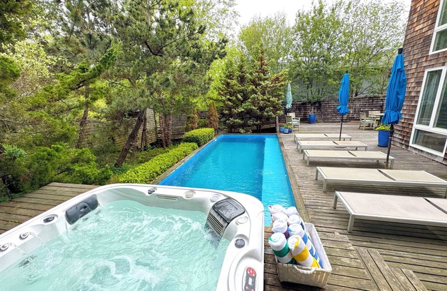 Pines Midcentury 3-bedroom house with AC, WiFi in fabulous Fire Island