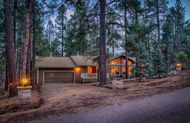 Pinetop C.C. Retreat:Newly Remodeled,90 JET HOT TUB, 3 DECKS, A/C, FOREST VIEWS!