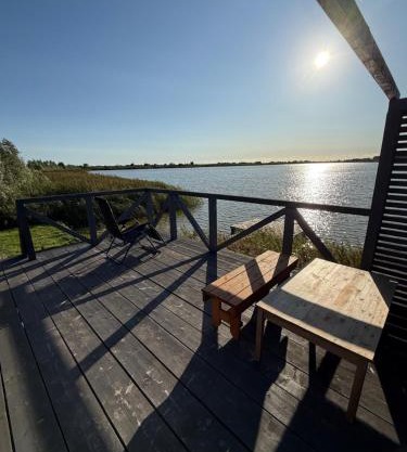 Pirtelė ant tvenkinio kranto