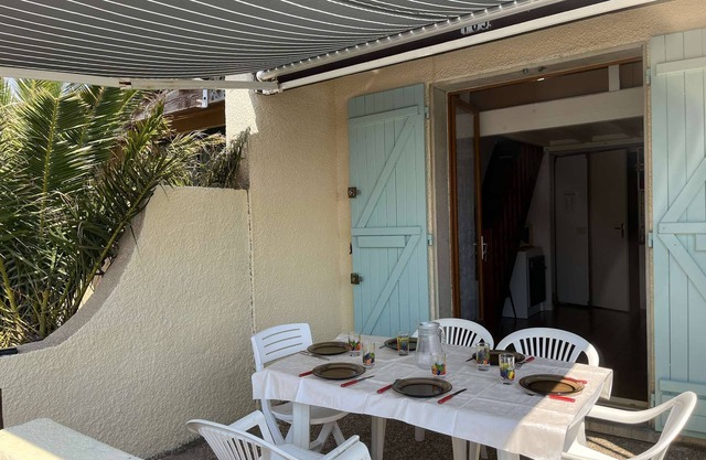 PL070 103 Mezzanine cabin house sleeps 6 PORT LEUCATE NATURISME