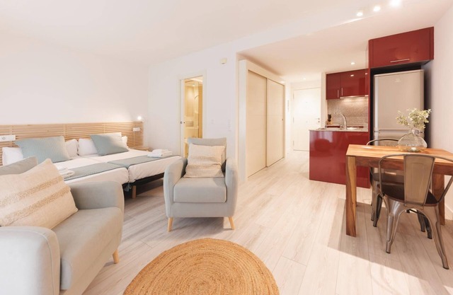 Plaça Catalunya Studio - Holiday Apartment in Girona | Bravissimo