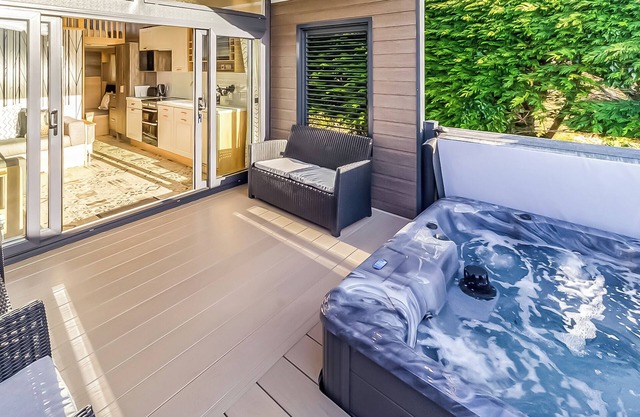 Pladda Pod with Hot Tub S