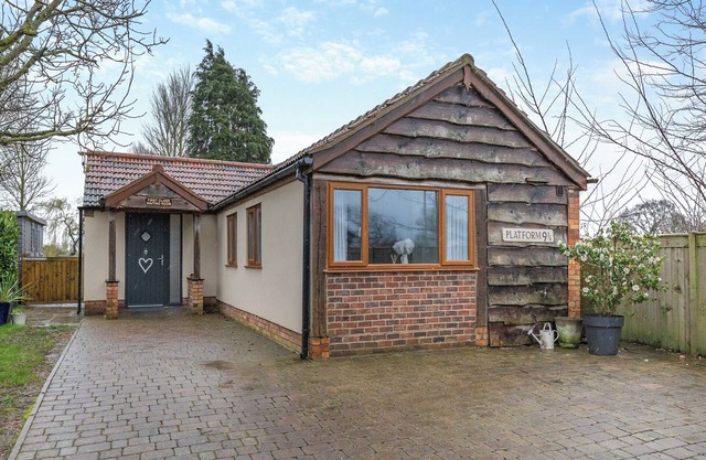 Platform 9 3/4 is a luxury holiday bungalow, bordered by a railway and canal.