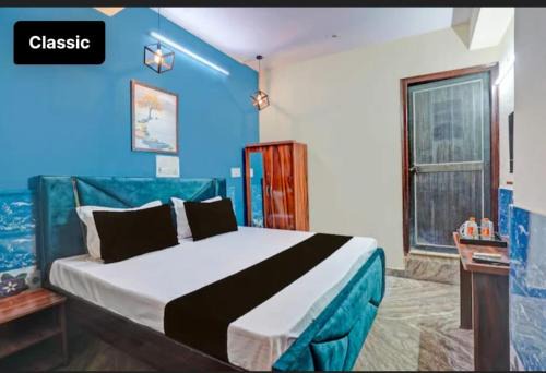 PLAY GLORY SEC-18 couple friendly