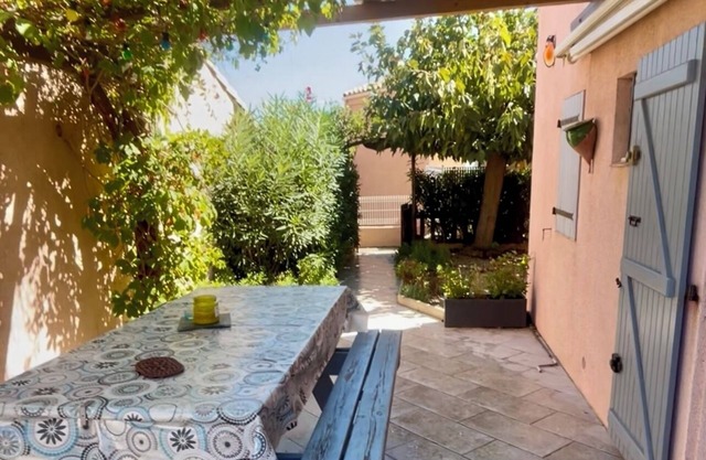 Pleasant house with large terrace close to the sea