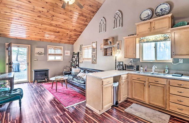 Pocono Home w/ Fire Pit: 1 Mi to State Forest!