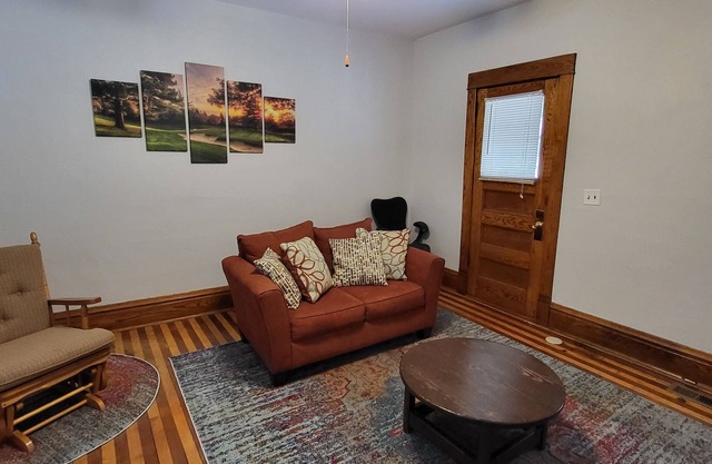 Point Central! - Bright, Simple Downtown Apartment