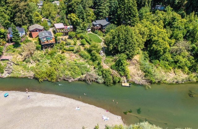 Point of View- STUNNING & New EPIC Home! Private Dock! Hot Tub, Pups, WiFi
