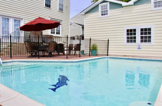 Pool - 7 Bedrooms - Close to beach