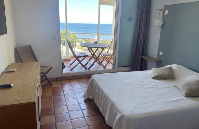 Pool apartment with sea view