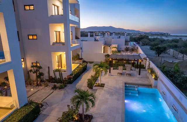 Pool Condo, just a few steps from the beach -south