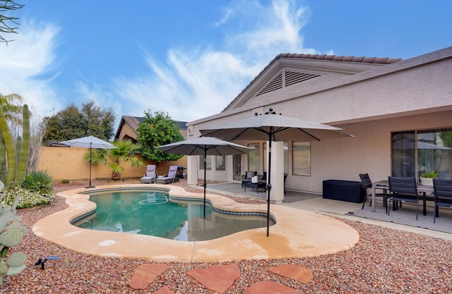 Pool, Fenced Yard: El Mirage 'Sunshine House'