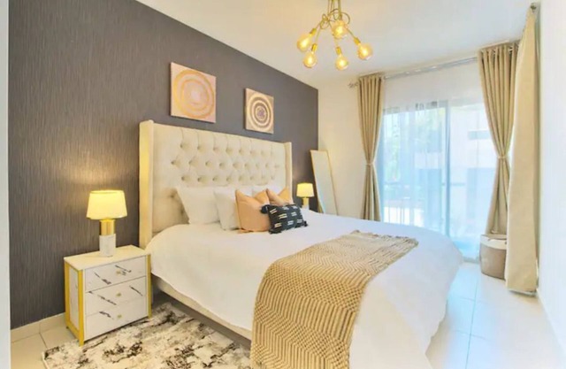Pool, Gym, King Size Bed, Full Kitchen