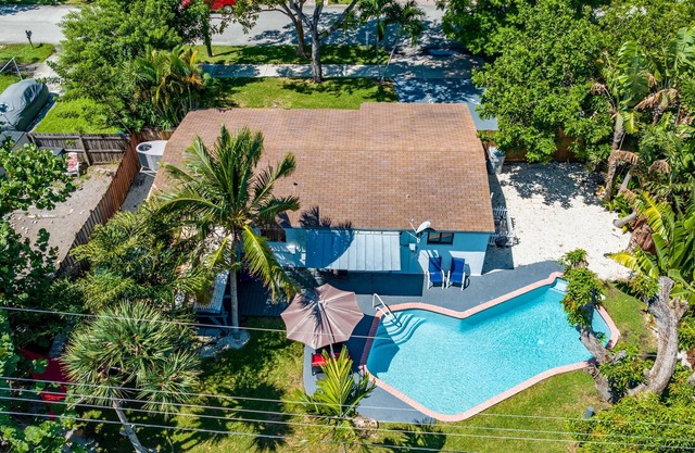 Pool house near the Beach. We’re pet-friendly!
