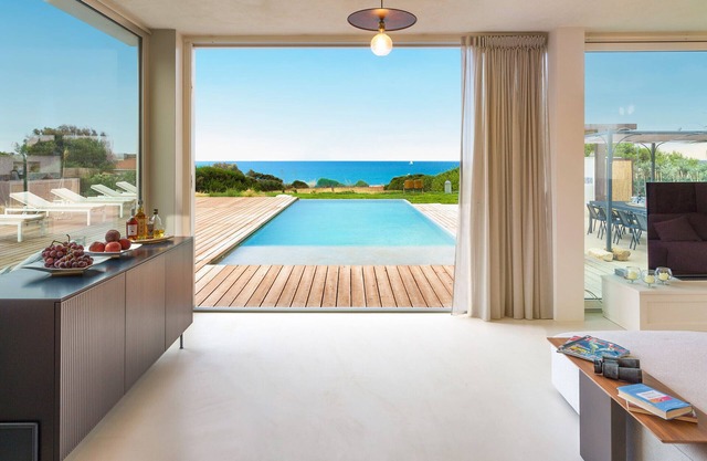 Pool villa with direct access to the sea, Sampieri