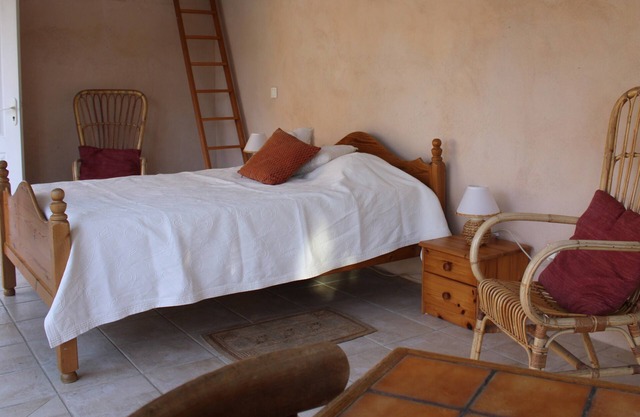 Poolhouse and swimming pool in Provence