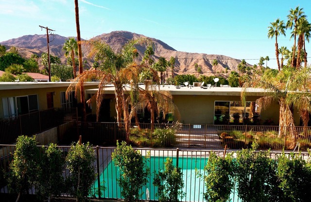 POOLSIDE, ABOVE THE PASEO, PALM DESERT /MONTH OR LONGER RENTALS