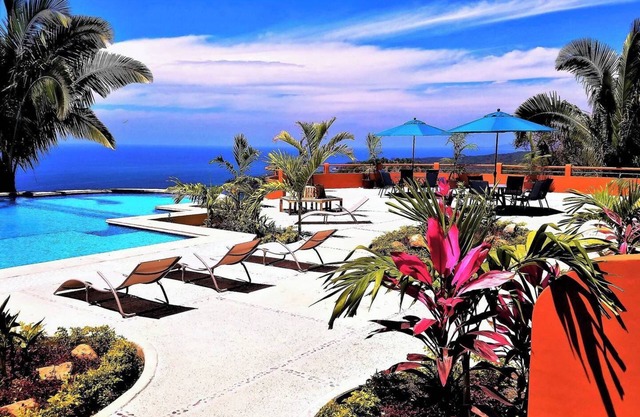 Poolside Paradise! 1 bedroom Ocean View Condo #107