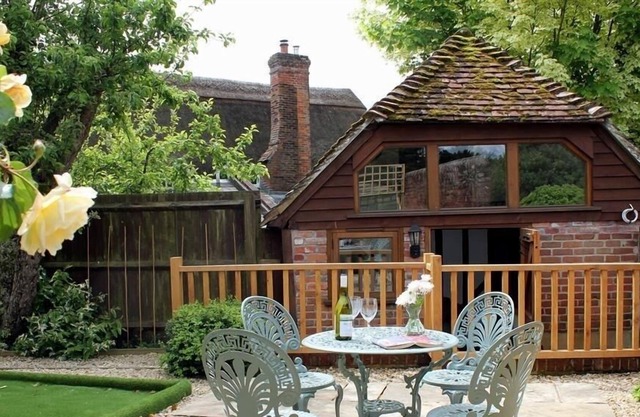 POP'S BARN, pet friendly, with a garden in Downton, Wiltshire