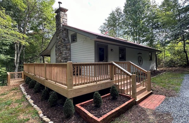 Pop's Peak is a charming 3-bdr 3-bath cabin with WiFi, AC at Lake Glenville