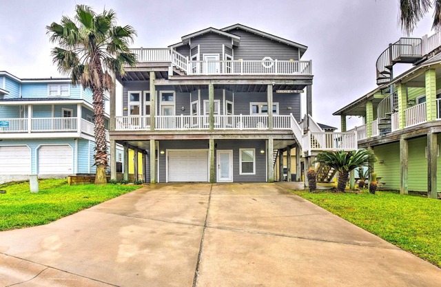 Port Aransas Home w/Pool - Walk to Sandpoint Beach
