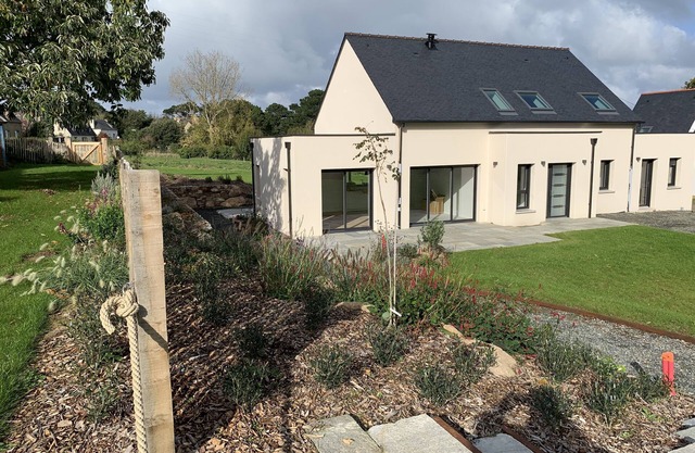 Port-blanc, 5 min from the beaches, new gite 9 pl in charming garden 25 ares