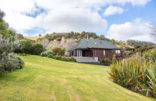 Port Watch – Relaxed Kiwi Bach Over Akaroa Harbour