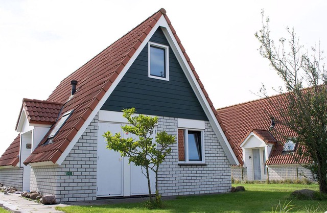 Practically furnished vacation home located on the edge of a vacation park near the Ijsselmeer (3 km