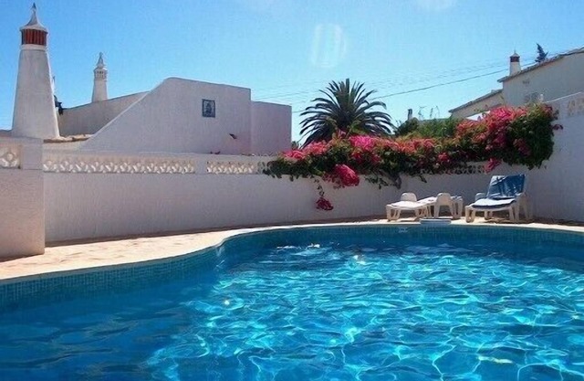 PRAIA DA LUZ - LAGOS SPACIOUS VILLA ON CLOSED GROUNDS WITH PRIVATE POOL