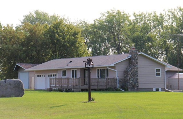 Prairie Pines Lodge.15 private acres.near Devils Lake