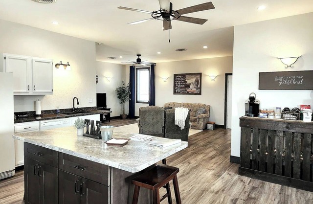 Prairieview Cottage Retreat - Hot Tub Sunsets - Sleeps 8