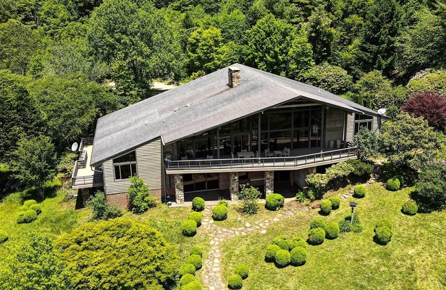 Premier Appalachian Living w/ Panoramic Mtn Vistas