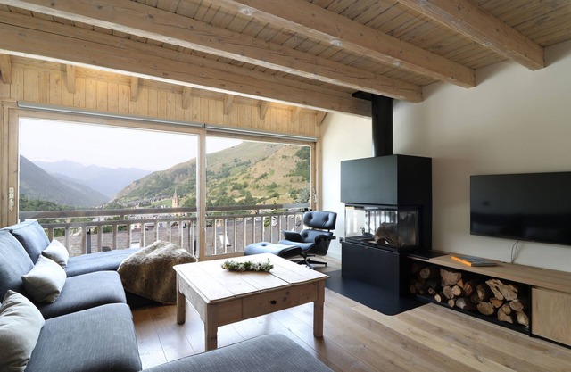 Premium & amazing views. Baqueira parking & ski locker