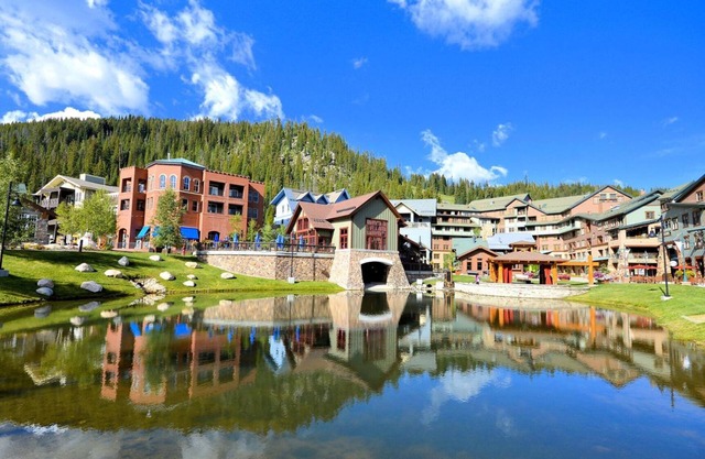 PREMIUM AMENITIES DECK LEVEL CONDO/WALK TO GONDOLA and BASE ACTIVITIES