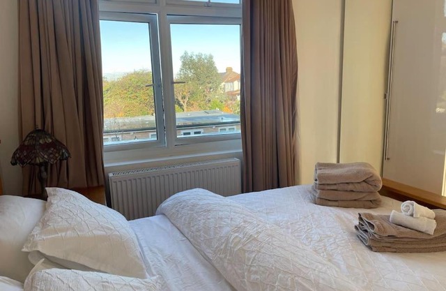 Premium flat! Enjoy luxurious white Egyptian bedding near Gants Hill Station, Ilford, London