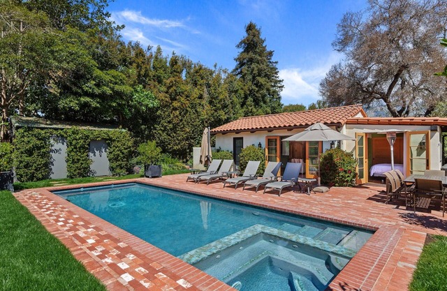 Premium Location Heated Pool & Hot Tub walk to Lower Village
