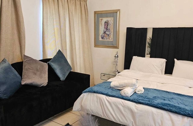 Premium Studio Apartment In The Fabulous Lonehill/fourways, Sandton With WiFi
