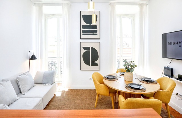 President Pais Apartment