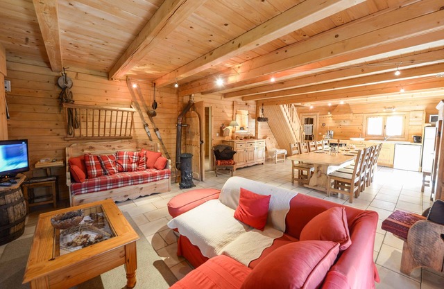 pretty chalet, fully equipped, sauna, 5 bedrooms, very spacious, garden,