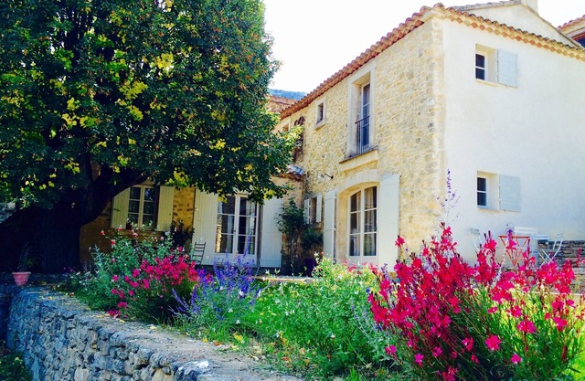 Pretty country house at the foot of the Luberon in Castellet.