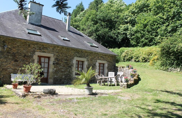 Pretty country house near sea and departure from CROZON peninsula to FAOU