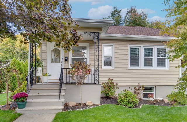 Pretty, efficient & well-appointed private home - Spacious deck for entertaining